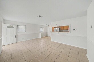 301 SE 21st Ave in Boynton Beach, FL - Building Photo - Building Photo