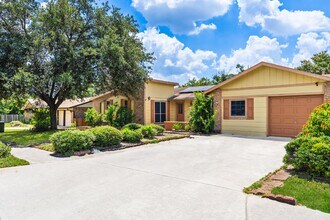 12803 El Sendero St in San Antonio, TX - Foto de edificio - Building Photo
