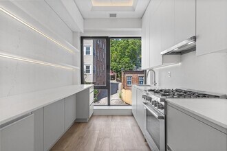 1580 Beacon St, Unit PH1 in Brookline, MA - Building Photo - Building Photo