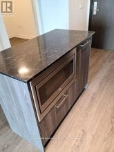 1 Yorkville Ave in Toronto, ON - Building Photo - Building Photo