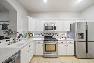 2351 Summit Way Ct in Houston, TX - Building Photo - Building Photo