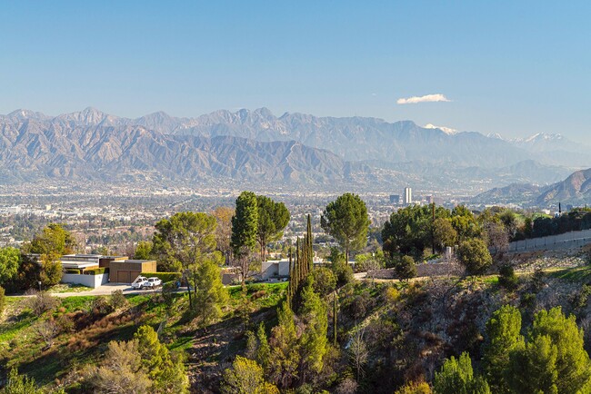 13741 1/2 Mulholland Dr in Beverly Hills, CA - Building Photo - Building Photo