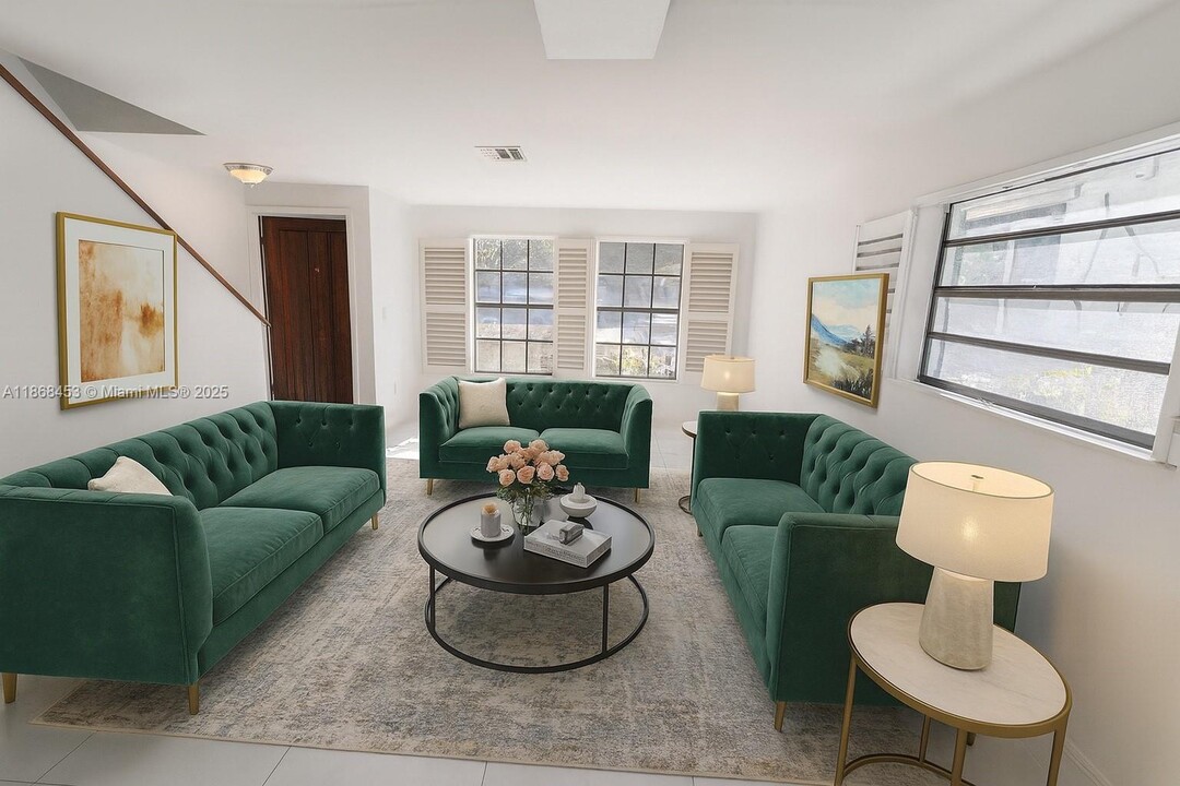 2545 NE 182nd St in Miami, FL - Building Photo