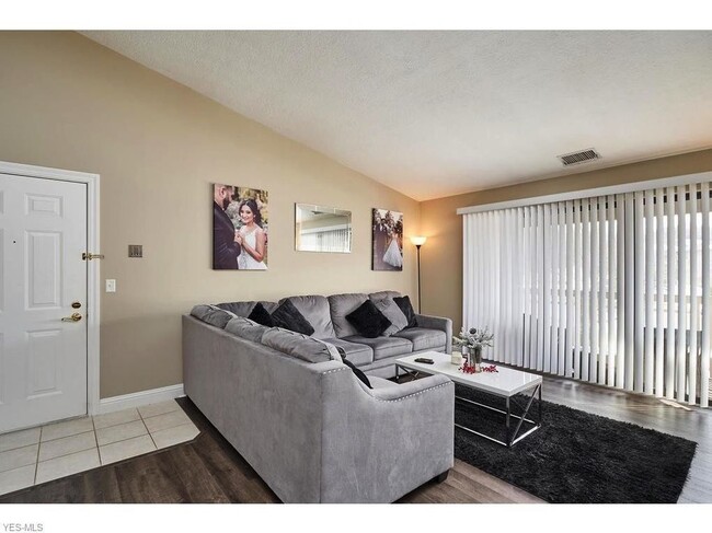 3800 Rosemont Blvd, Unit Mike Z in Fairlawn, OH - Building Photo - Building Photo