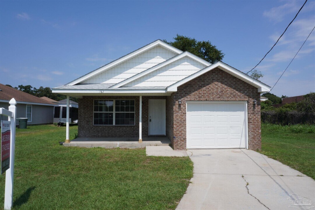 782 Rosa Parks Cir in Pensacola, FL - Building Photo