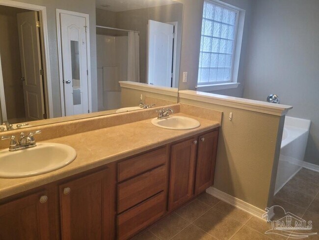 5863 Chi Chi Cir in Milton, FL - Building Photo - Building Photo