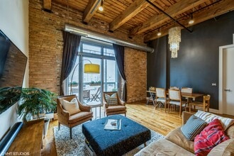 770 W Gladys Ave, Unit 503 in Chicago, IL - Building Photo - Building Photo
