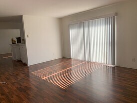 1055 S Holt Ave, Unit 3 in Los Angeles, CA - Building Photo