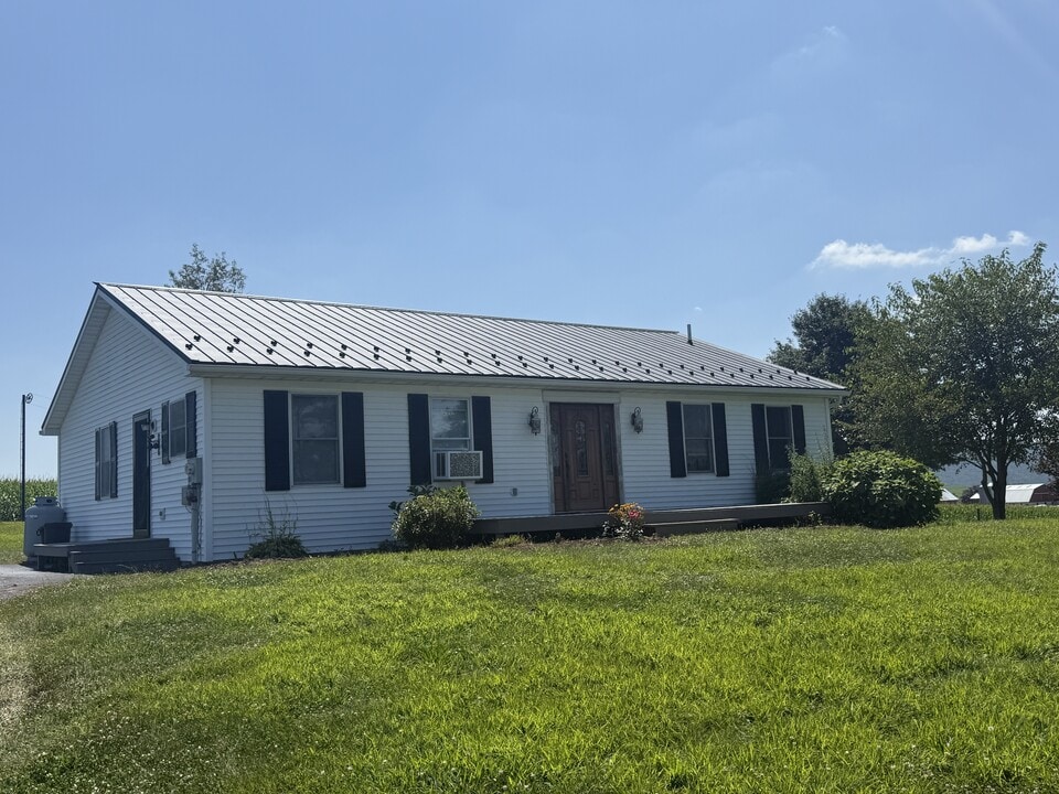 880 W Matterstown Rd in Millersburg, PA - Foto de edificio