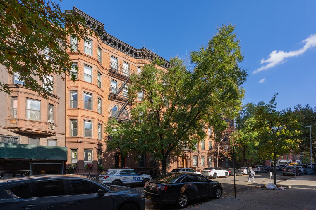 111 W 82nd St in New York, NY - Building Photo