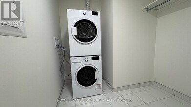 3079 Trafalgar Rd in Oakville, ON - Building Photo - Building Photo