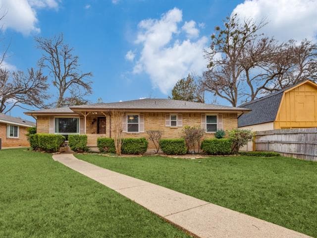 property at 2936 Woodmere Dr