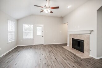 1919 Treasure Mountain Dr in Spring, TX - Foto de edificio - Building Photo