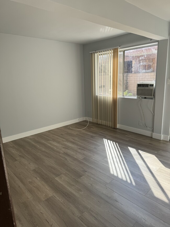 732 E Olive Ave, Unit Large single for rent in Burbank, CA - Foto de edificio - Building Photo