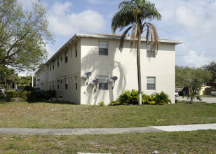 12315 NE 9th Ave in Miami, FL - Foto de edificio - Building Photo