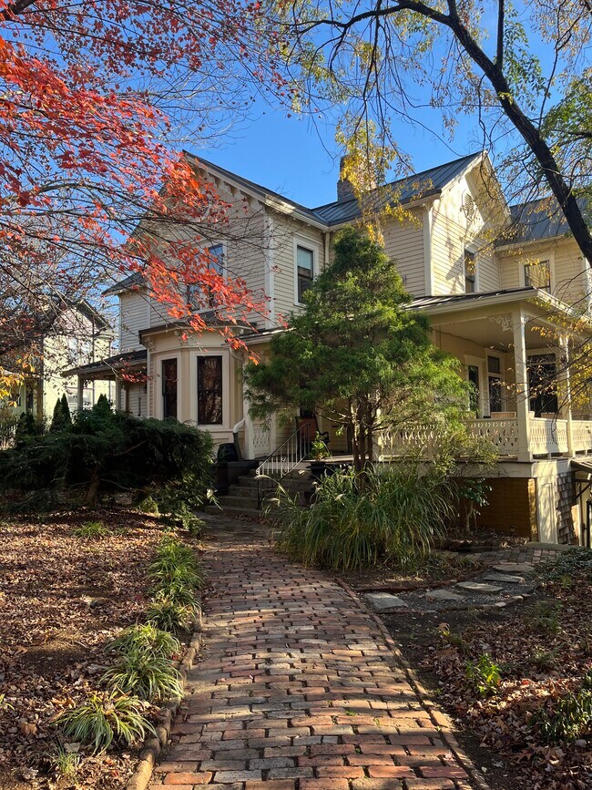 147 E Chestnut St, Unit 3 in Asheville, NC - Foto de edificio - Building Photo