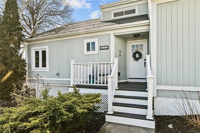 391 Valley Rd in Middletown, RI - Building Photo - Building Photo