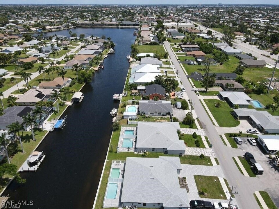 313 SW 47th Terrace in Cape Coral, FL - Foto de edificio