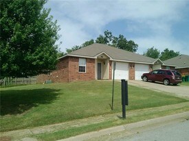 303 Graystone Cir in Centerton, AR - Building Photo