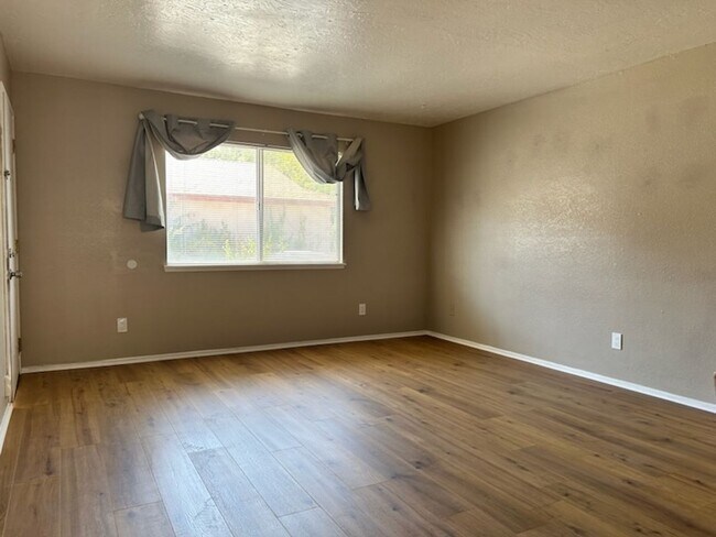 1001 W Perdew Ave in Ridgecrest, CA - Building Photo - Building Photo
