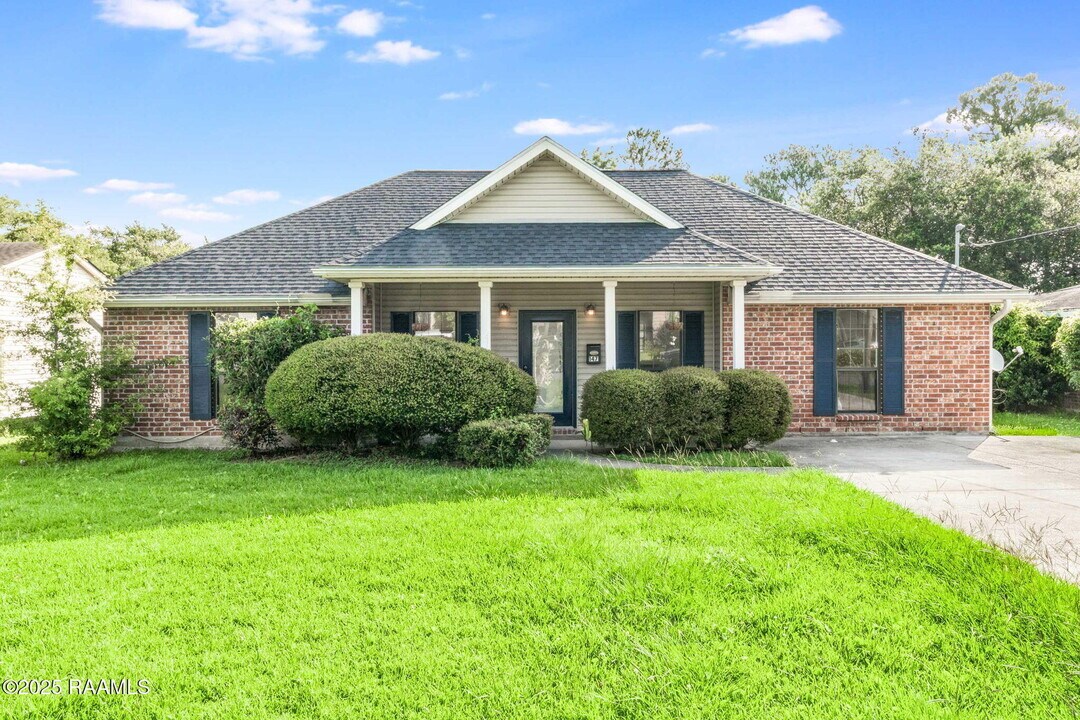 147 Oak Crest Dr in Lafayette, LA - Building Photo