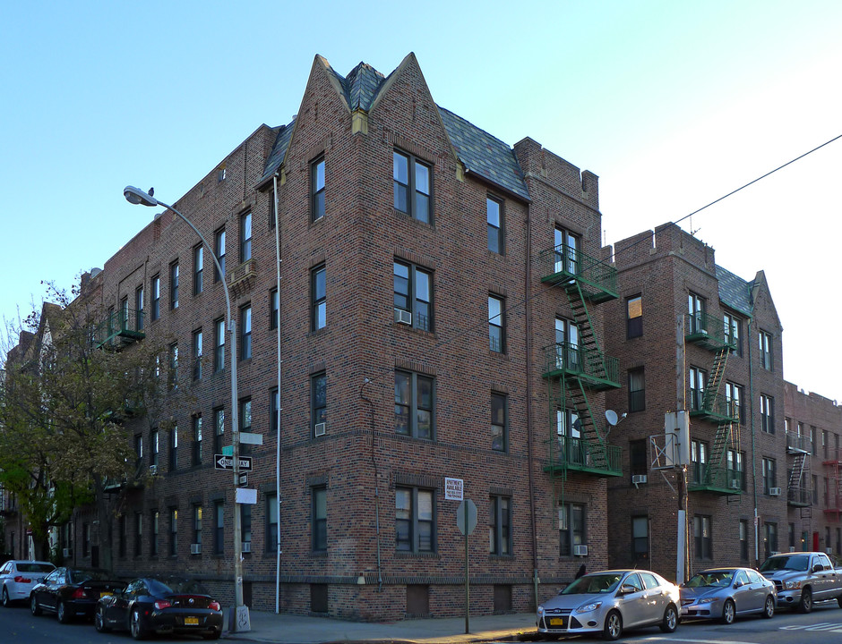 2303 28th Ave in Astoria, NY - Foto de edificio