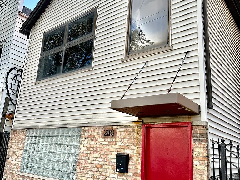 2110 N Western Ave in Chicago, IL - Building Photo