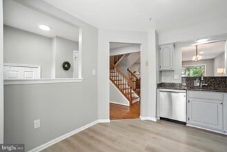 205 Quiet Ridge Ct in Pasadena, MD - Foto de edificio - Building Photo