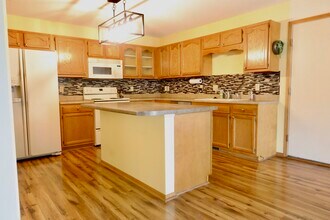 9817 Suncrest Ln in Johnston, IA - Building Photo - Building Photo