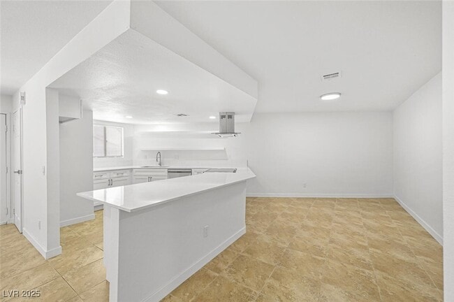 2080 Karen Ave in Las Vegas, NV - Building Photo - Building Photo