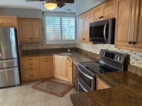 737 Bayport Wy, Unit D in Longboat Key, FL - Building Photo - Building Photo