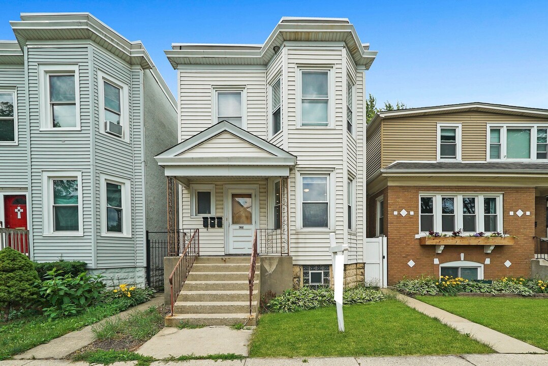 4215 W Roscoe St in Chicago, IL - Building Photo