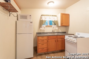 147 Choctaw Trl in Lakehills, TX - Building Photo - Building Photo