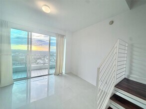 60 SW 13th St, Unit 1603 in Miami, FL - Foto de edificio - Building Photo