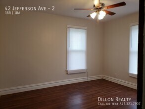 42 Jefferson Ave-Unit -2 in Waukegan, IL - Building Photo - Building Photo