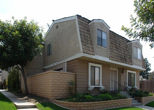 7802 Liberty Ave in Huntington Beach, CA - Foto de edificio - Building Photo