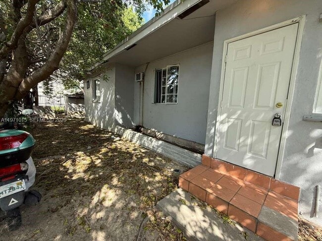 1751 NW 29th St in Miami, FL - Building Photo - Building Photo