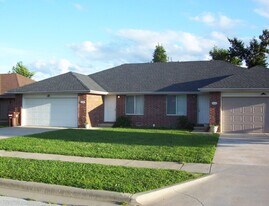 3422 W Montclair Ct in Springfield, MO - Building Photo