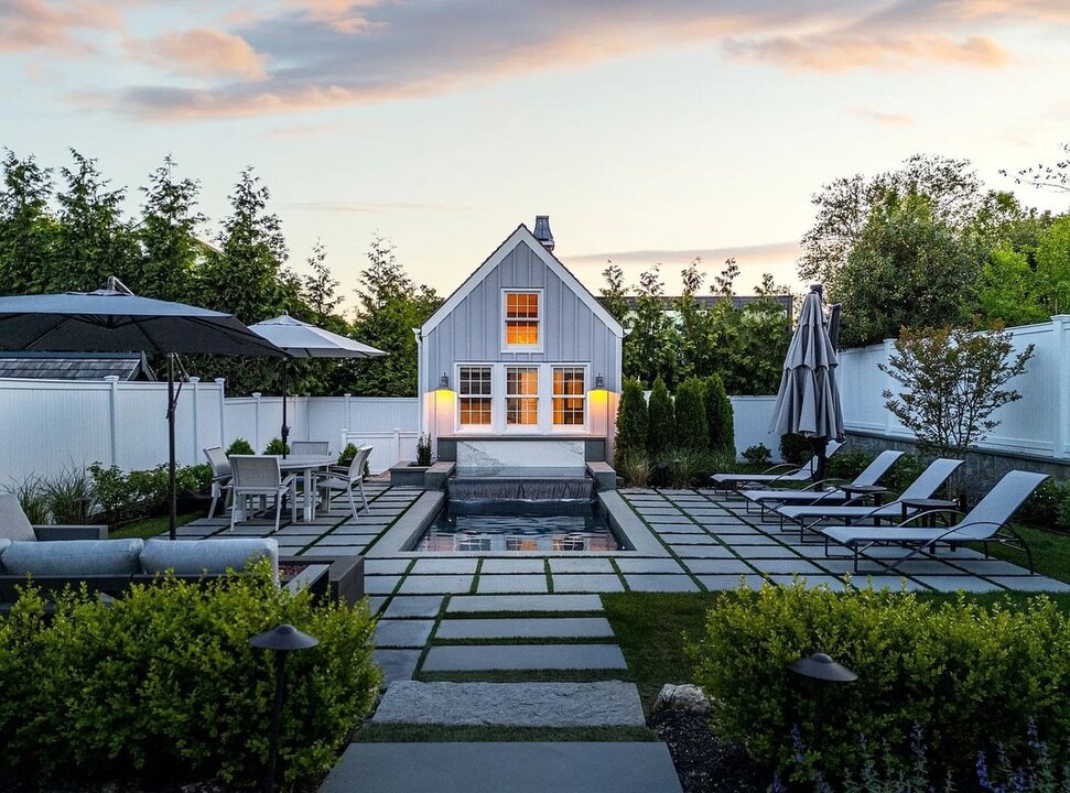 27 Howard St in Sag Harbor, NY - Building Photo