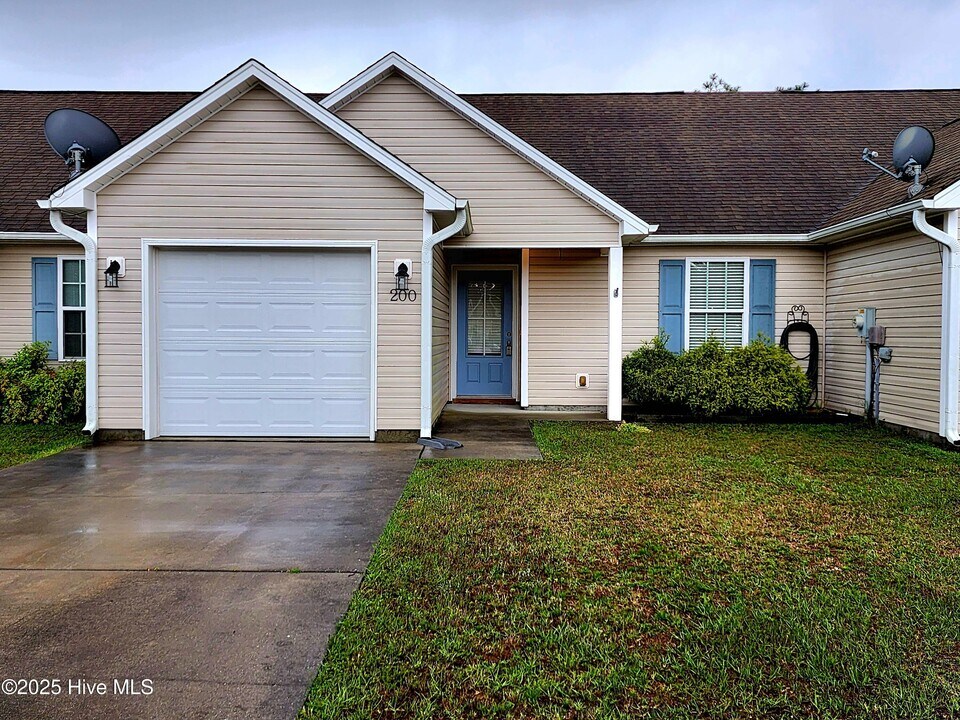 200 Pine Hollow Rd in Holly Ridge, NC - Building Photo
