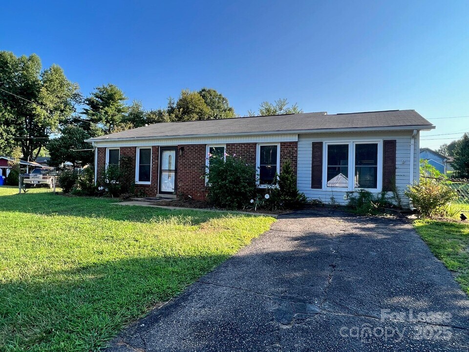 222 Sikeston Ct in Troutman, NC - Building Photo