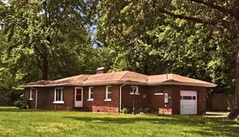 201 Mcleansboro St in Benton, IL - Building Photo