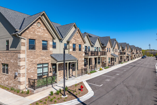 Foxtown Townhomes in Mequon, WI - Foto de edificio - Building Photo