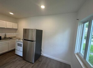 17175 NE 19th Ave in North Miami Beach, FL - Building Photo - Building Photo