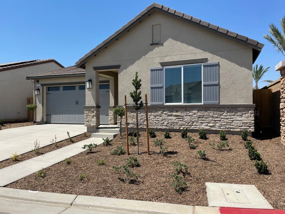 1165 Significant Wy W in Madera, CA - Building Photo