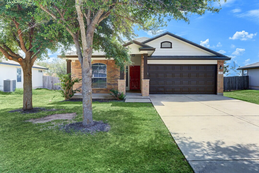 211 Hyltin St in Hutto, TX - Building Photo