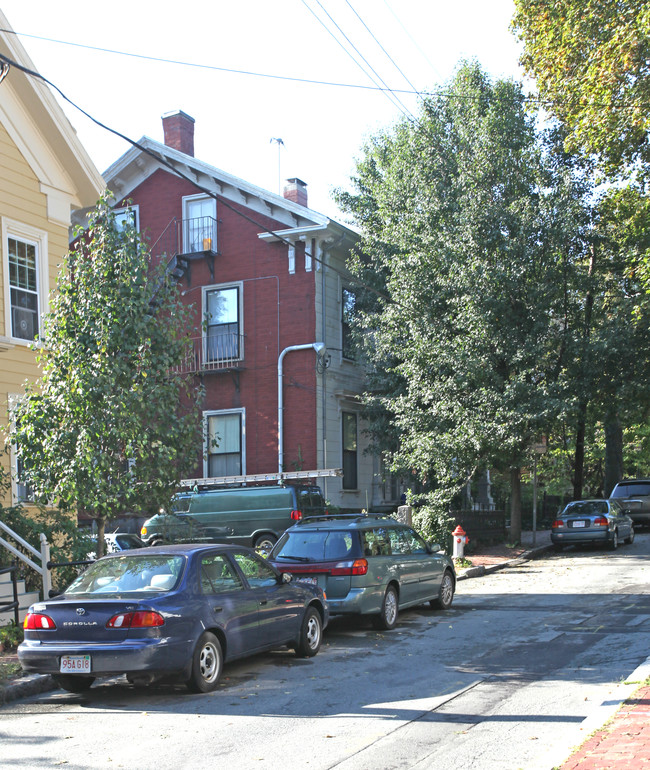 18 Clinton St in Cambridge, MA - Foto de edificio - Building Photo
