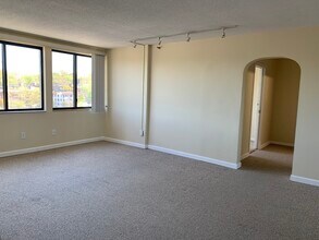 1731 Beacon St, Unit 1213 in Brookline, MA - Building Photo - Building Photo