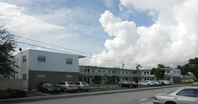 Monte Carlo Apartments in Hallandale, FL - Foto de edificio - Building Photo