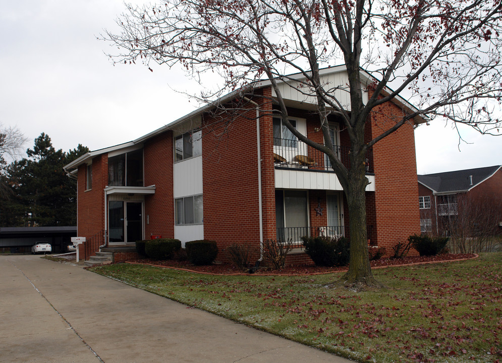 Harrington Manor in Fraser, MI - Building Photo